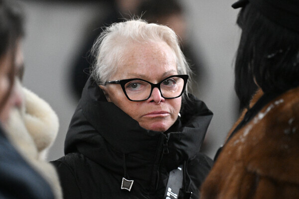 Певица Лариса Долина на церемонии прощания с продюсером и телеведущим Александром Олейниковым в прощальном зале Троекуровского кладбища, 28 января 2026 года / Сергей Бобылев/РИА Новости   📷