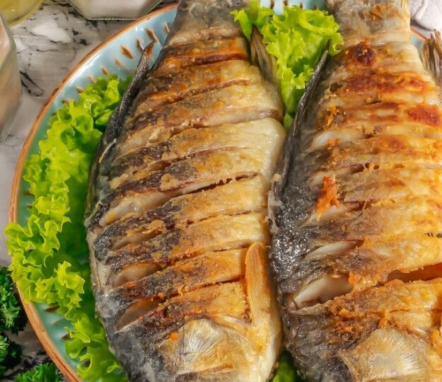 Жена ненавидела костлявого карася, пока я не показал трюк с ножом. Секрет жарки рыбы без единой мелкой косточки.