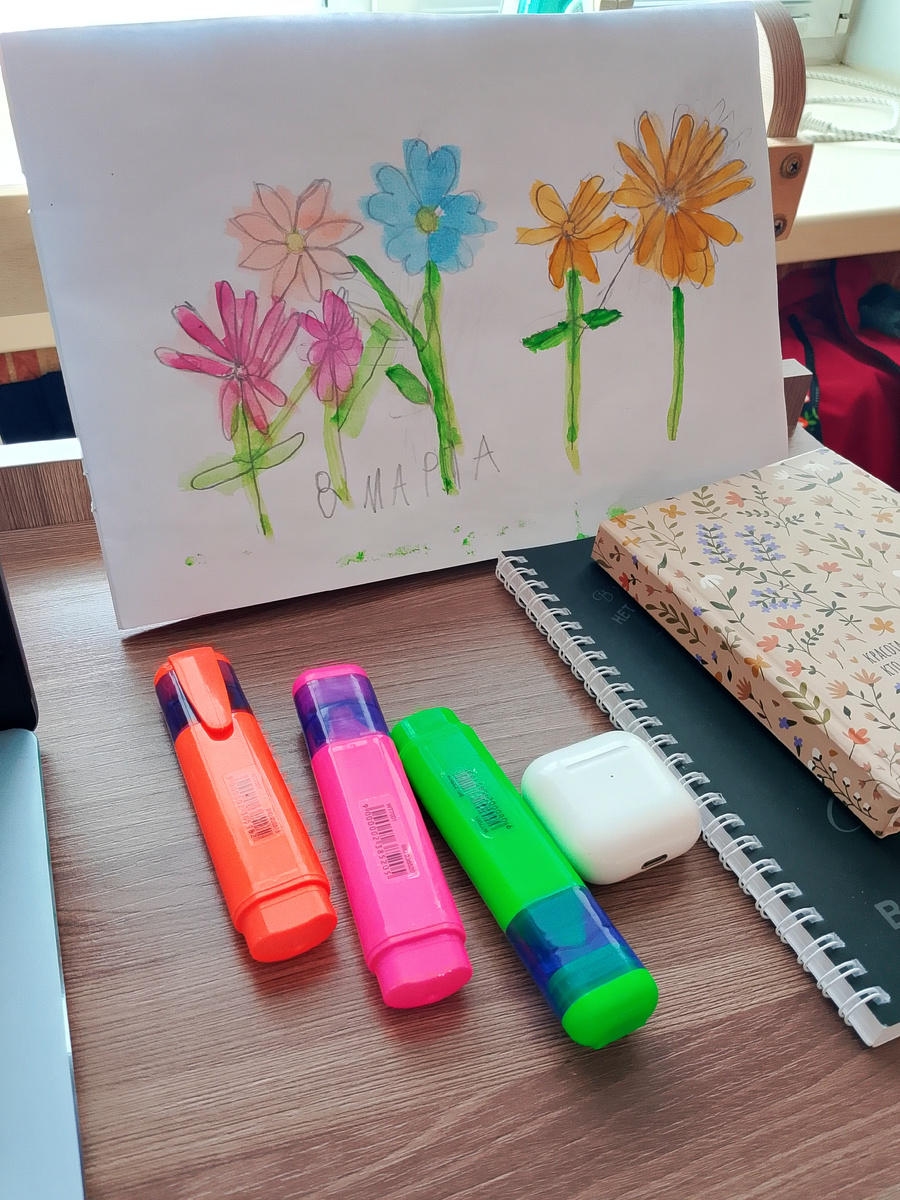 Один цветок недорисовал😄