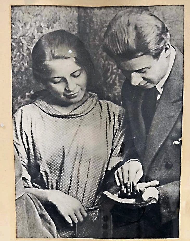На илл.: Сергей Есенин, Шура Есенина. Фото из архива автора