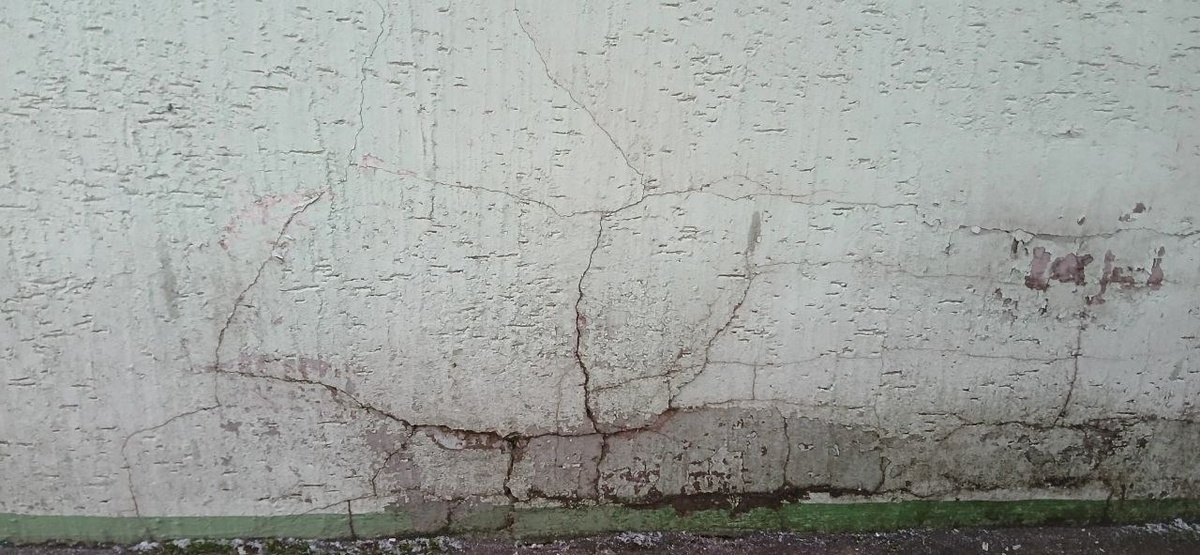 Фасад с глубокими и паутинными трещинами