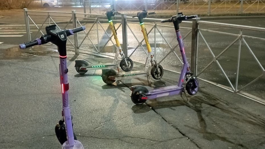    Самокаты появились на стоянке до открытия сезона в Петербурге Автор фото: Иван Воронцов / "ДП"