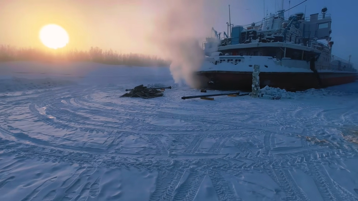 Речной танкер на зимовке в Жатае: открытый огонь прямо под многотонным корпусом - рабочий метод выморозки судов на реке Лена. Фото К. Гизатулина