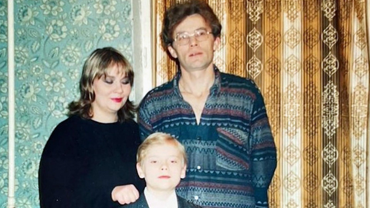 Ярослав Дронов с родителями, Юрием и Людмилой Дроновыми.