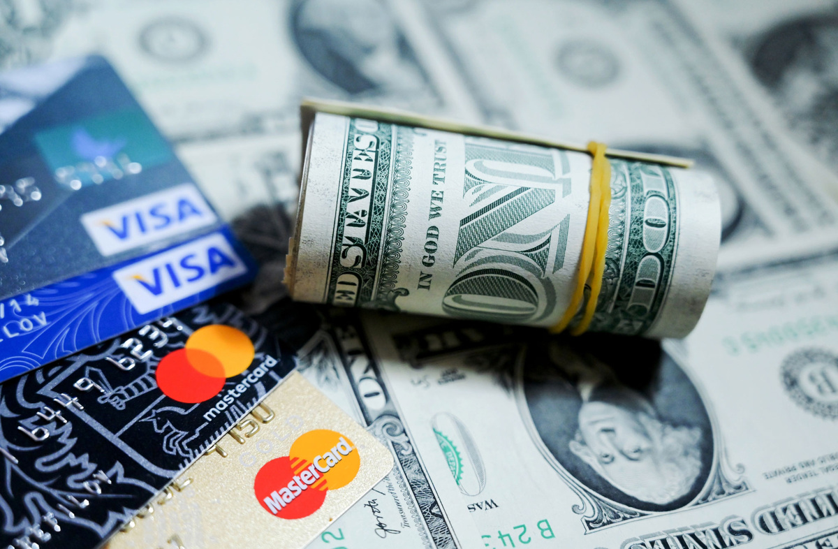    доллары деньги пластиковая карта банковский перевод РИАН