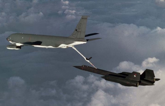 Заправка после взлёта./ Фото: theaviationgeekclub.com