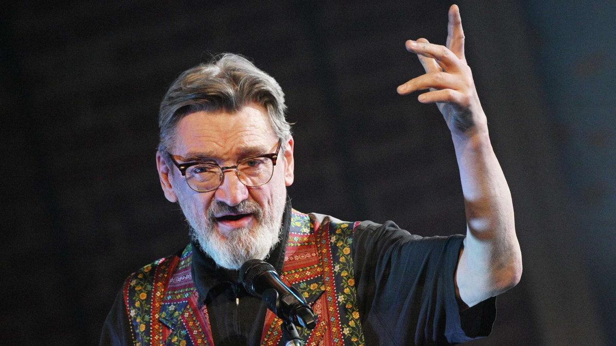 С 1982 по 1994 год Гнеушев работал режиссером в Московской студии циркового искусства. В 1988 году организовал внутри студии собственную экспериментальную мастерскую.