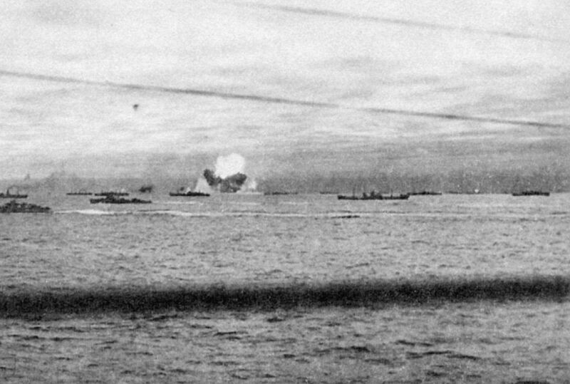    Козырь Черчилля. Как «летающая палуба» спасла северные конвои? Попадание торпеды в одно из судов конвоя PQ-17. Фото: waralbum.ru