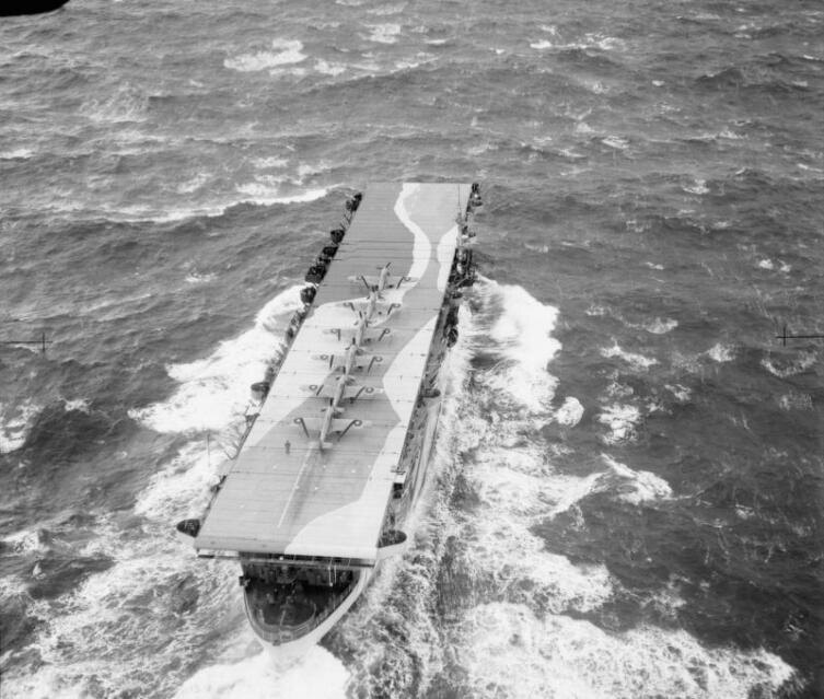    Британский эскортный авианосец «Эвенджер» в Северной Атлантике Фото: waralbum.ru