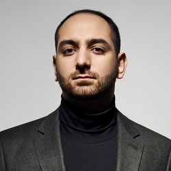    — Конечно, в данном случае все зависит от отрасли: где-то индексируют больше, где-то — меньше 15%, в некоторых отраслях инфляция «съест» все деньги. Например, в отрасли голубых воротничков доходы вырастут более чем на 15%. Где-то повышение зарплат дойдет даже до 22% — например у сварщиков, слесарей, электриков, монтажников и курьеров, — сказал изданию эксперт.