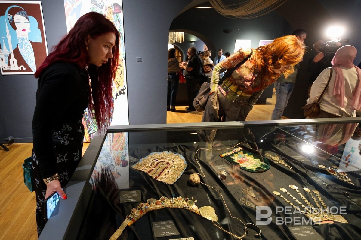    Выставка объединяет фонды музея и работы дизайнеров. Артем Дергунов / realnoevremya.ru