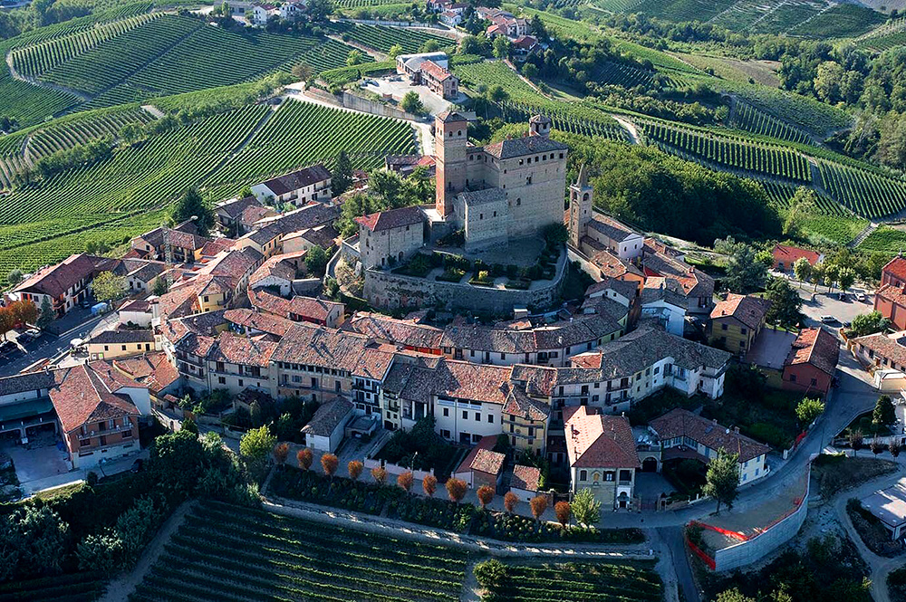 Замок Серралунга д'Альба в окружении виноградников. Источник Tripadvisor.