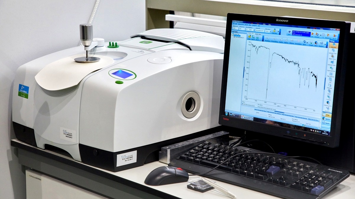 ИК-спектрометр. Я с таким не работают, но похожие графики разглядываю часто