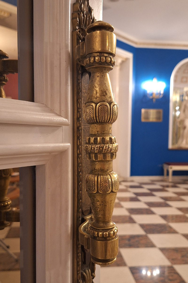 В фойе музея