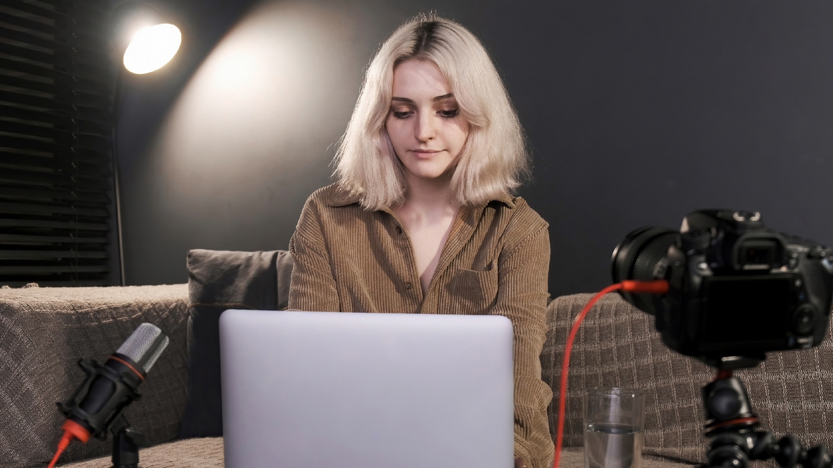 https://ru.freepik.com/free-photo/young-content-creator-blonde-girl-with-headphones-working-her-laptop-table-with-camera-tripod