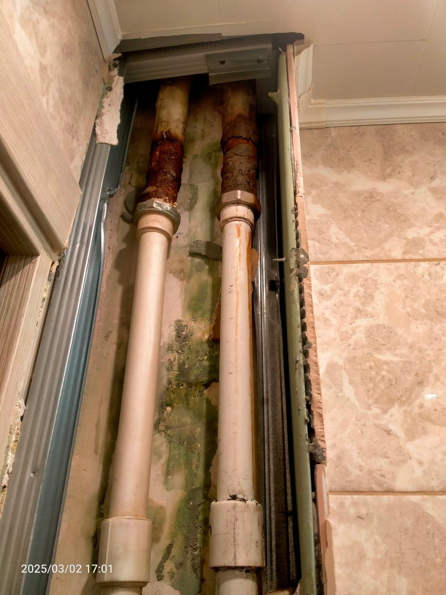 Вот такие старые ржавые трубы у меня были. Текли на соединениях между моей пластиковой трубой и соседской выше металлической. Фотография автора