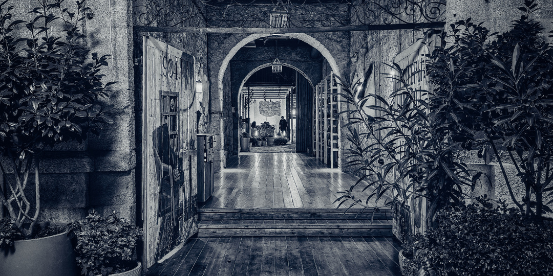 Дербентский Арбат: 340 метров счастья, трое мужчин за чаем и вечерние огни.