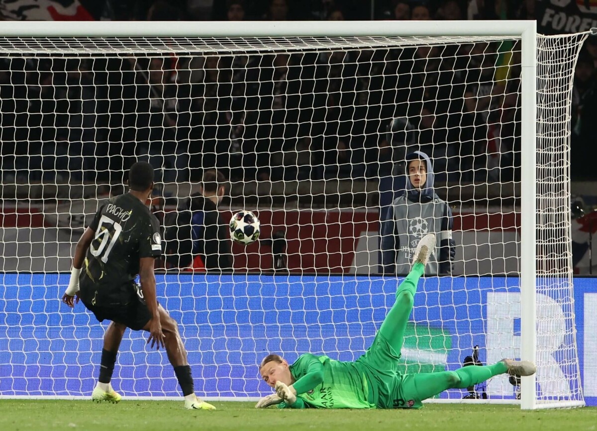     Парижские фанаты спорят об «ошибке» Сафонова в матче с «Челси»: зато потом исправился