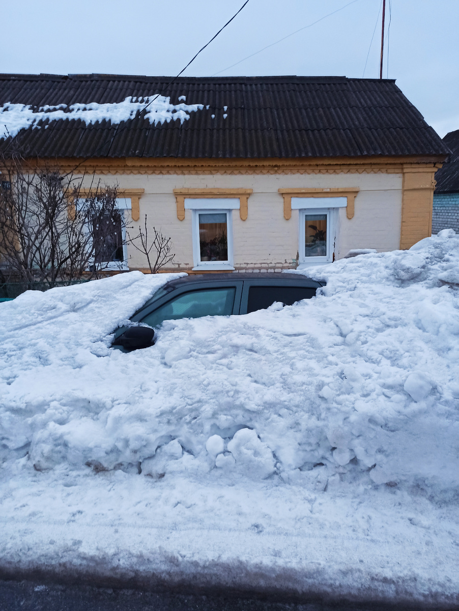 Подсмотрено во время прогулки. Это, конечно, крайняя степень завала) Мы свою машину на начальной стадии откапывали. 