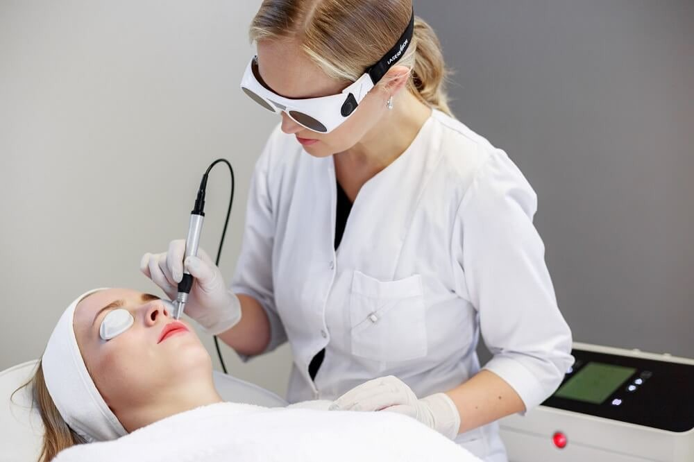 Лазерное удаление купероза проходит поэтапно: сначала консультация и диагностика, затем сама процедура и последующее наблюдение за результато