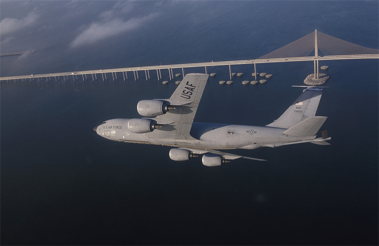    самолет-заправщик KC-135