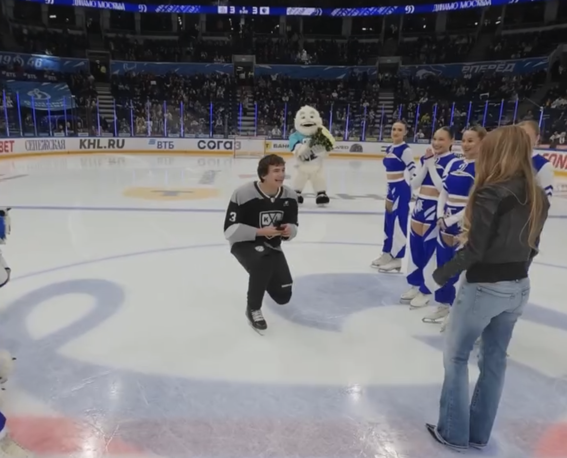 Рудаковский сделал предложение Карине Кросс во время матча. Фото: соцсети