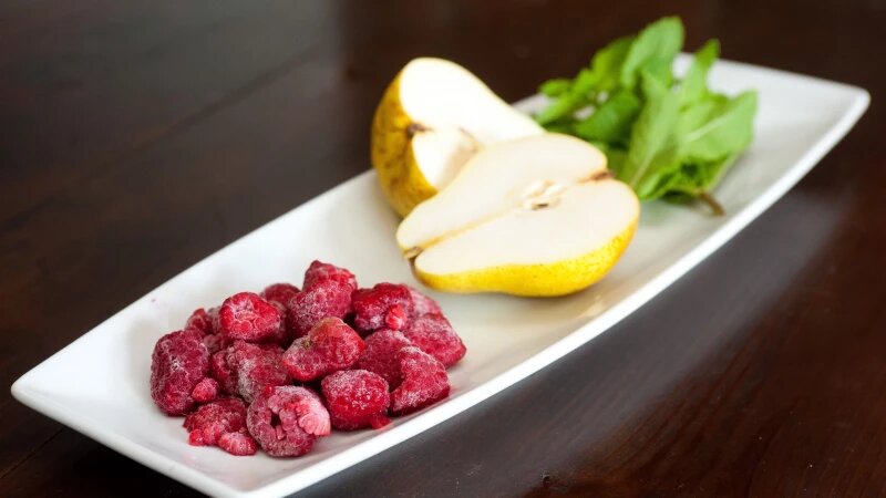     Еда в ресторанах. Малина, груша. Дмитрий Лямзин