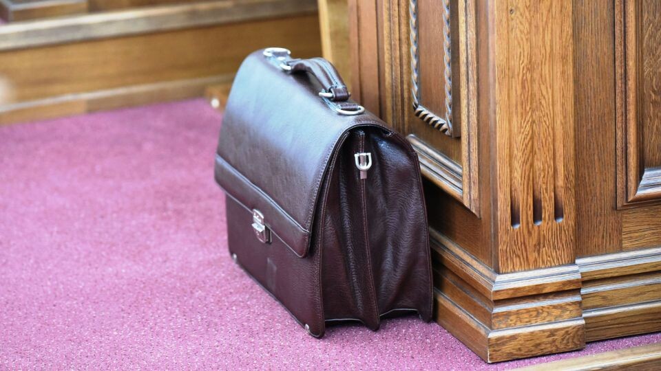    Чиновники. Портфель. Источник: пресс-служба АКЗС