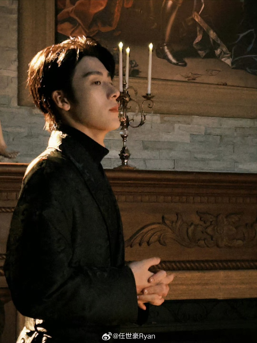 Актёр Жэнь Шихао. Листайте галерею...