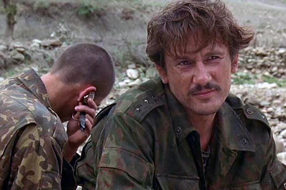    Сергей Бодров-младший и Олег Меньшиков. Кадр из фильма «Кавказский пленник» (1996)