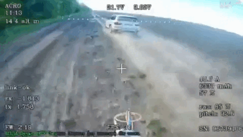    Последние кадры погони ФПВ-дрона "Князь Вандал Новгородский" за транспортным средством противника. Видео: тг-канал "ЧАДАЕВ"