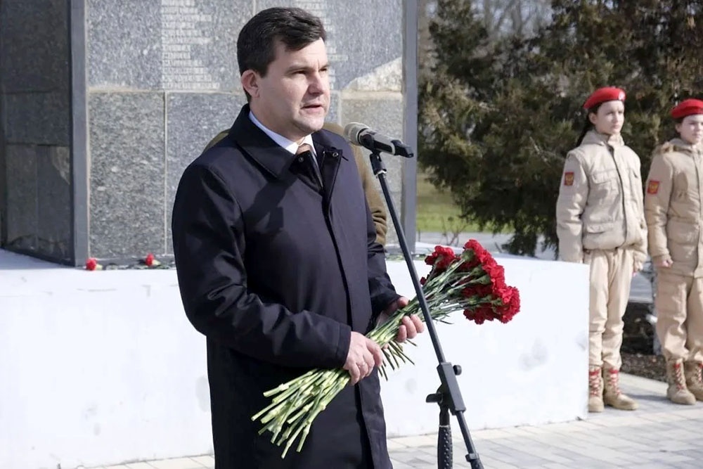    Возложение цветов к братской могиле погибших воинов, освобождавших г. Геническ Херсонской области, в Парке культуры и отдыха имени Т.Г. Шевченко.