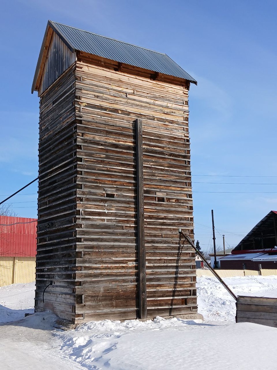 Водонапорная башня по улице Пионерской.