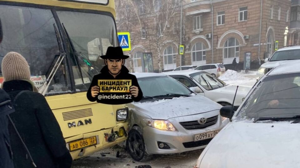    ДТП с автобусом №20. Источник: t.me/incident22