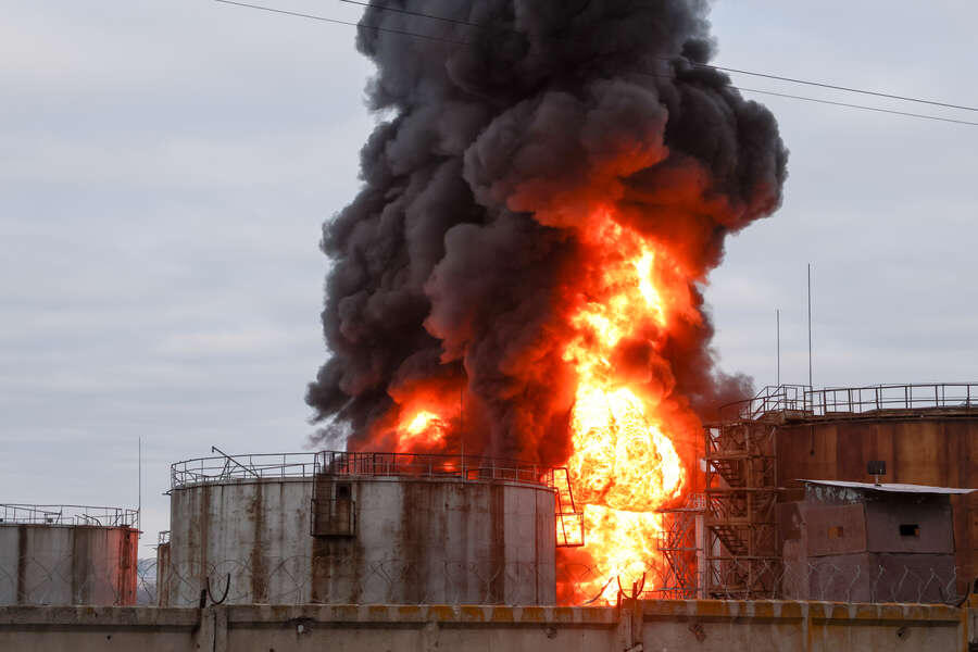 Нефтяная промышленность играет ключевую роль в мировой экономике, обеспечивая энергией различные отрасли промышленности, транспорт и бытовые нужды населения. Однако существуют риски возникновения нефтяного кризиса, который может привести к серьезным последствиям для экономики, экологии и общества в целом.

Экономические последствия
Рост цен на энергоносители
Одним из первых последствий нефтяного кризиса станет резкое повышение цен на нефть и продукты её переработки. Это приведет к увеличению стоимости топлива, электроэнергии и товаров народного потребления. Компании будут вынуждены повышать цены на свою продукцию, что негативно скажется на покупательной способности населения и уровне жизни.

Сокращение производства и занятости
Высокая стоимость энергии вынудит многие предприятия сократить производство или даже закрыться. Это повлечет за собой массовые увольнения работников, рост безработицы и снижение доходов населения. Государства столкнутся с необходимостью оказания социальной поддержки населению и стимулирования экономики.

Инфляция и девальвация валюты
Рост цен на товары и услуги приведет к инфляции, снижению покупательской способности национальной валюты и ухудшению макроэкономической ситуации. Центральные банки могут принять меры по ужесточению денежно-кредитной политики, что также окажет негативное влияние на экономику.

Экологические последствия
Увеличение выбросов парниковых газов
При дефиците нефти страны могут начать активно добывать альтернативные виды ископаемого топлива — уголь и сланцевый газ. Их использование сопровождается большими выбросами углекислого газа и загрязнением окружающей среды, что усугубит проблему изменения климата.

Ухудшение экологической обстановки
Добыча и переработка угля требуют значительных объемов воды и приводят к загрязнению водоемов и почвы токсичными веществами. Воздействие на окружающую среду усилится, особенно в регионах с интенсивной добычей полезных ископаемых.

