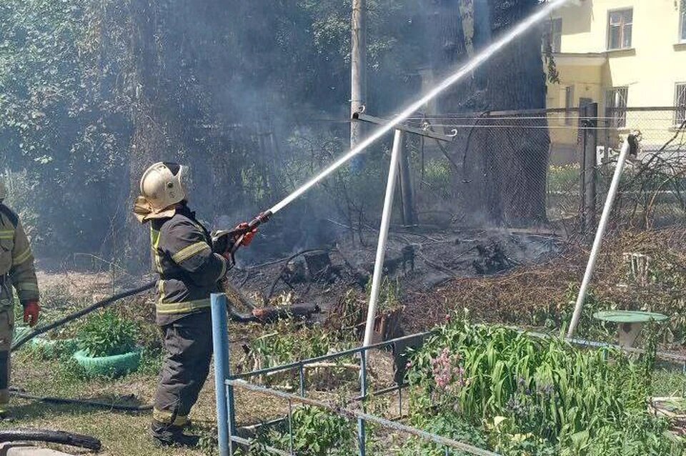 Огонь может перекинуться а жилые дома.
Фото: Предоставлено "Комсомолке".
