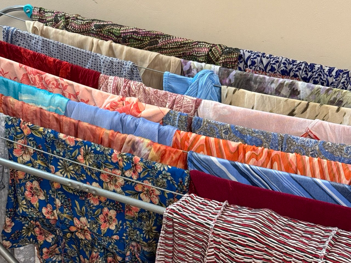 Вот так происходит подготовка вещей к продаже в домашних условиях.