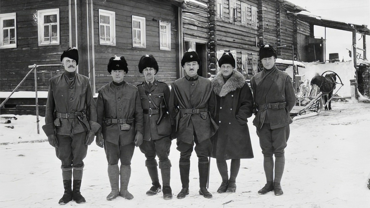 Американские и британские офицеры неподалеку от Архангельска, 2 января 1919 года