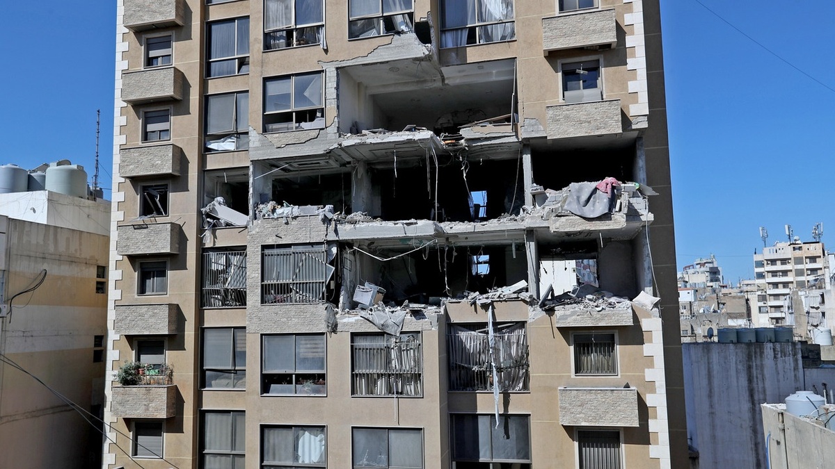    Многоквартирный дом, повреждённый в результате израильского авиаудара в центре Бейрута, 11 марта 2026 г.