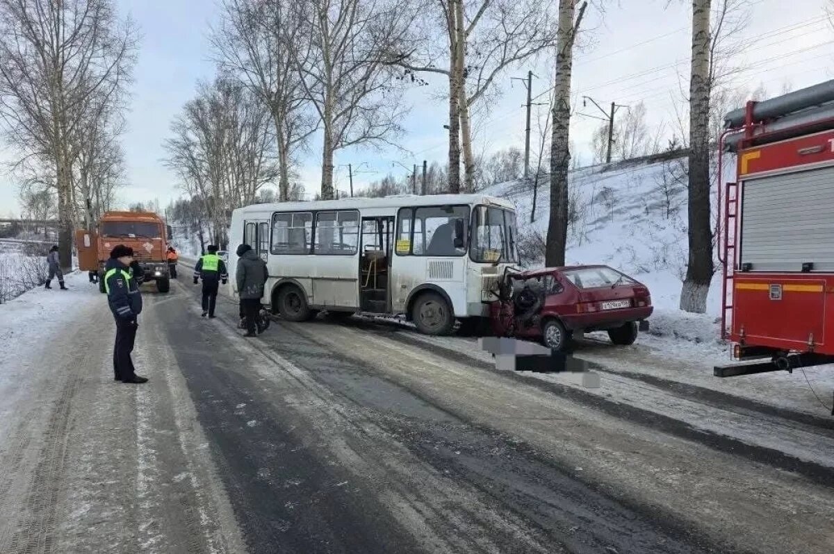   В Тулуне в ДТП с автобусом погиб человек и пострадали дети