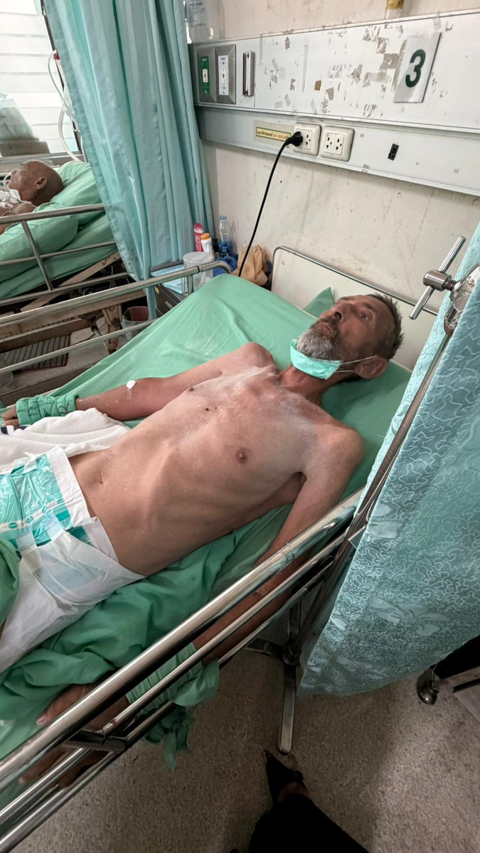 Зафиксирован, чтоб не навредить никому. Себе в том числе. 