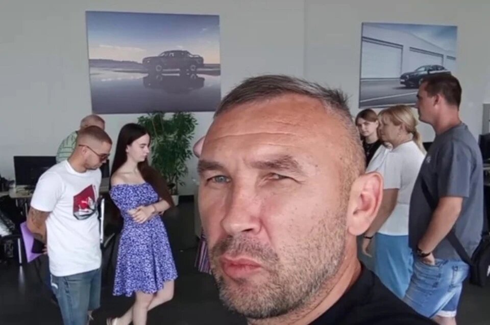 Потерпевшие снова пришли в автосалон в поисках ответов на свои вопросы.