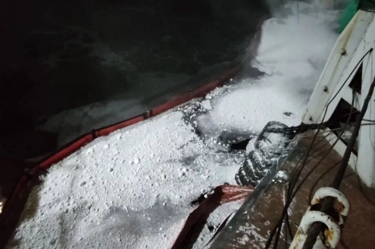    В Красноярске из затонувшего теплохода произошла утечка топлива на Енисее