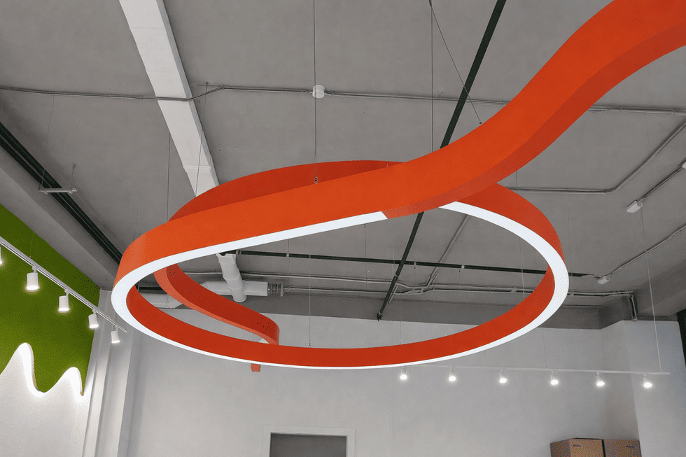 Подвесная световая конструкция для интерьера