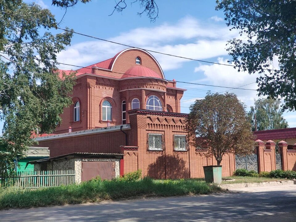 Новые владельцы сносят башни и убирают цинковый декор, но все же остается ощущение чего-то восточного
Фото: Наталья АРТЯКОВА. 