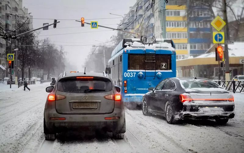 В ПДД прописано, что водитель при выборе скорости должен учитывать дорожные условия. А что именно учесть и какую конкретную ­скорость выбрать? Решай сам.📷
