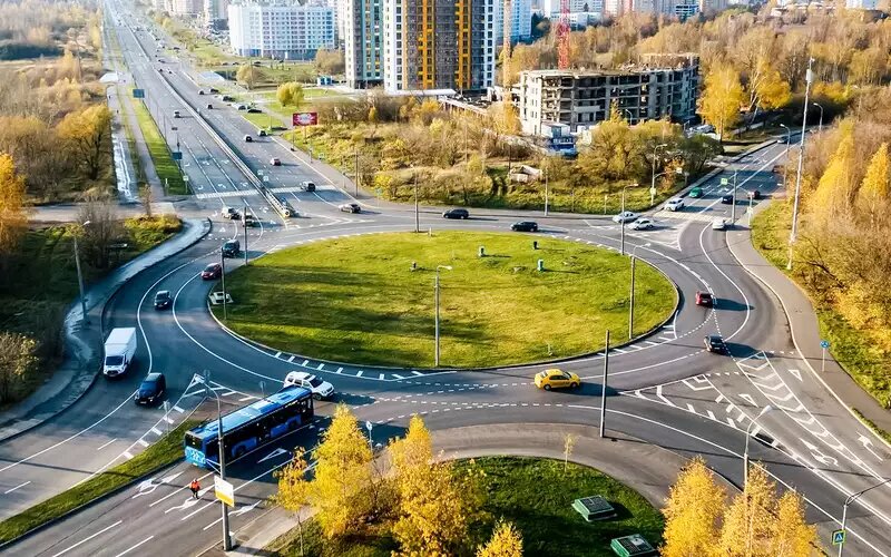 Иногда изменения Правил дают нежелательные последствия. Так было с круговым движением – порядок проезда за тридцать лет радикально меняли дважды. Стало ли от этого понятнее?📷
