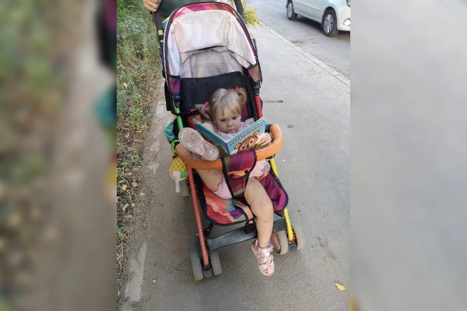 Никуда без любимой книжки с картинками.
Фото: Наталья АРТЯКОВА.