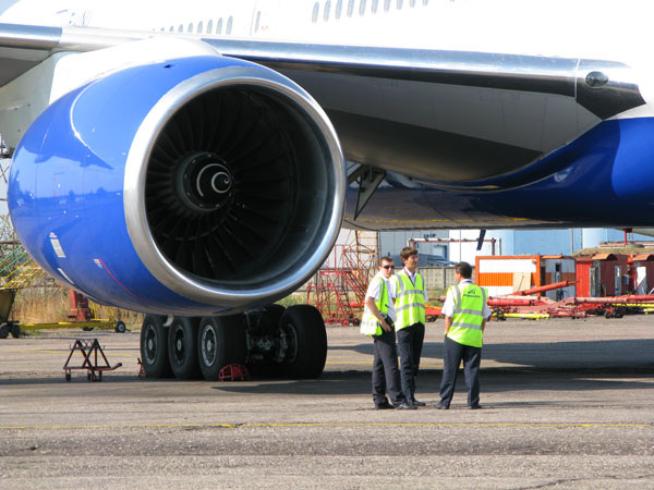    Аэропорт Домодедово: работники аэропорта у турбины