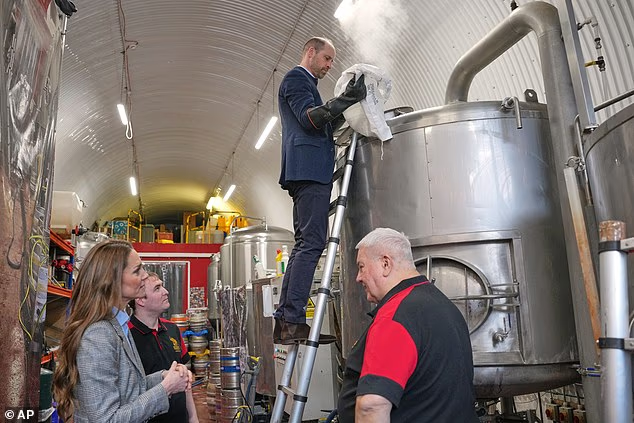 Уильям засыпает хмель в чан с будущим пивом